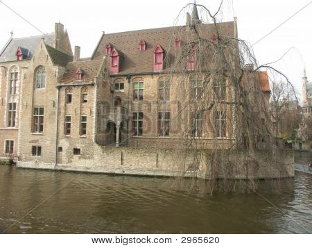 Casas antiguas en un canal en Brujas