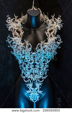 Renaissance, Piece made with 3d printer, is composed of white flowers that form a corset, handmade, fantasy design Baroque style