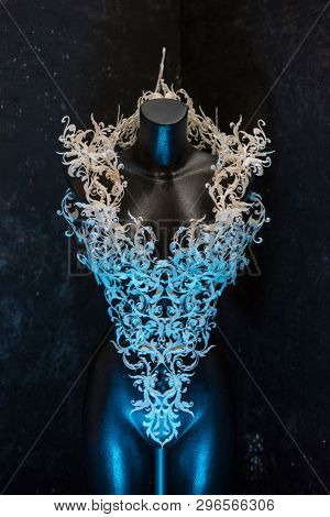 Piece made with 3d printer, is composed of white flowers that form a corset, handmade, fantasy design Baroque style