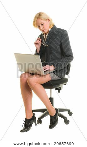Žena pracující s přenosným počítačem