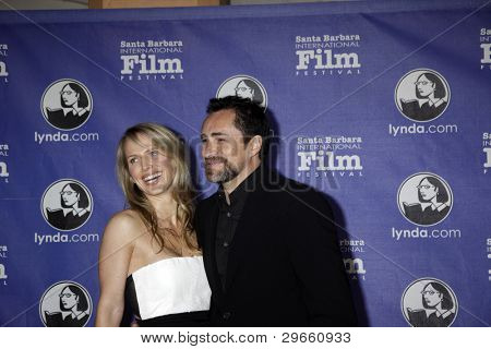 SANTA BARBARA - 3 lutego: Demian Bichir i żona Stefanie Shark przybywa w 2012 rocka wirtuozów Aw