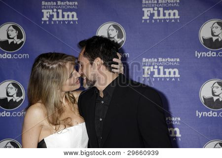 SANTA BARBARA - 3 lutego: Demian Bichir i żona Stefanie Shark przybywa w 2012 rocka wirtuozów Aw