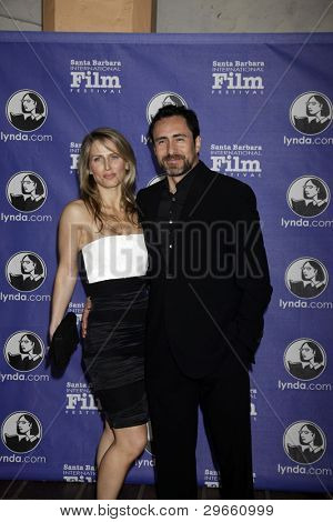 SANTA BARBARA - 3 lutego: Demian Bichir i żona Stefanie Shark przybywa w 2012 rocka wirtuozów Aw