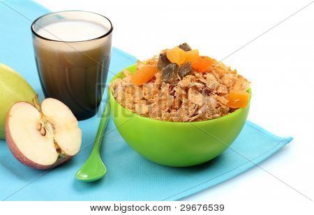 leckere Cornflakes in grüner Schale, Äpfel und Glas Milch, isoliert auf weiss