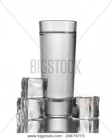 verre de vodka avec glace isolaled sur blanc