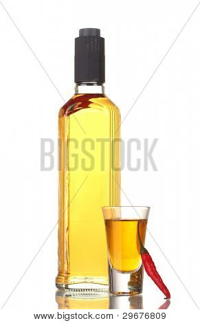 bouteille et verre de poivre rouge et vodka piment isolé on white