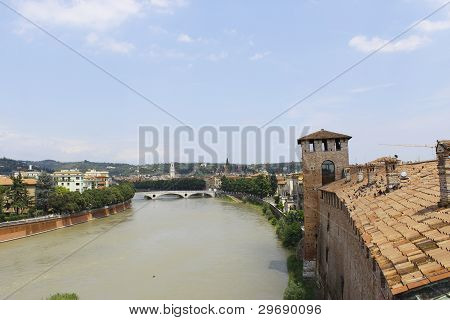 Una vista di Verona e i suoi monumenti
