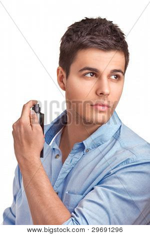 Un bell'uomo giovane con profumo isolata on white background