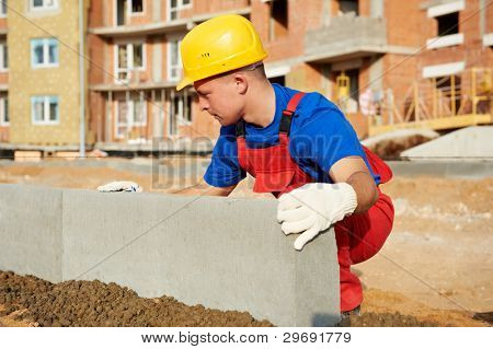 Generator Arbeitnehmer mit Installation von guten Beton Straße Kerb Bordstein auf Baustelle