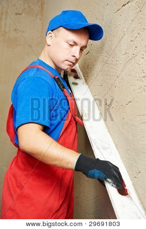 Stuccatore a decorazione ristrutturazione interna parete con più lucido