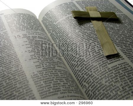 Biblia i Wielkanoc krzyż