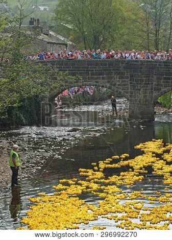 Hebden Bridge, West Yorkshire, England - 22 April 2019: People And Volunteers Watching The Annual Ea