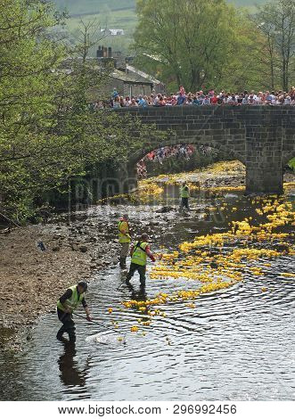 Hebden Bridge, West Yorkshire, England - 22 April 2019: People And Volunteers Watching The Annual Ea