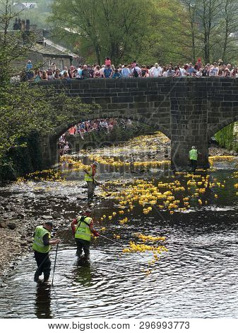 Hebden Bridge, West Yorkshire, England - 22 April 2019: People And Volunteers Watching The Annual Ea