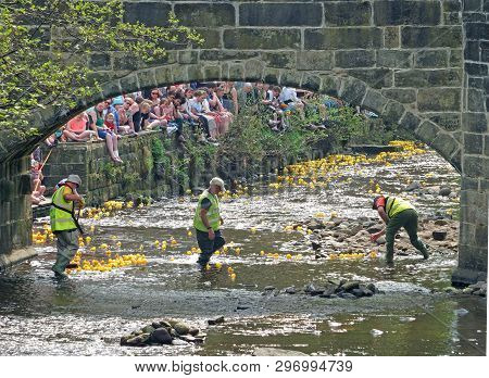 Hebden Bridge, West Yorkshire, England - 22 April 2019: People And Volunteers Watching The Annual Ea