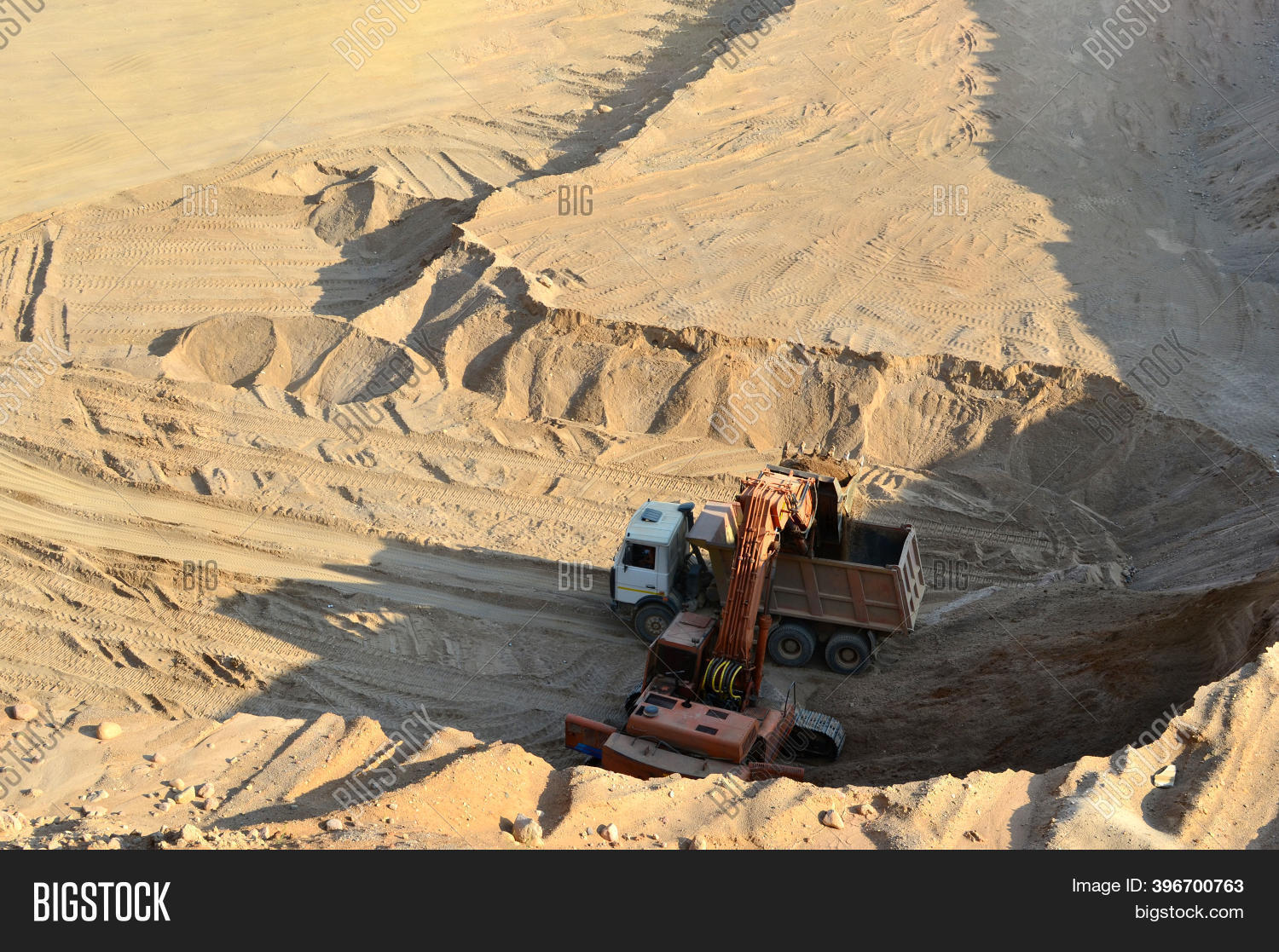 Excavator Loading Sand Image & Photo (Free Trial) | Bigstock