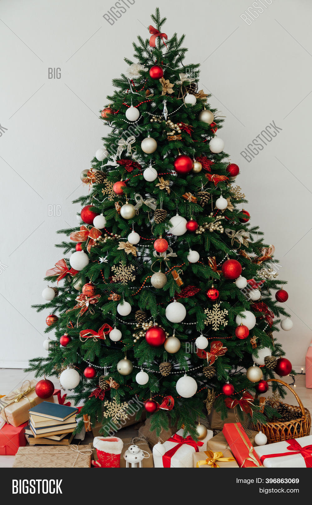 Christmas Theme 2022 House New Years Eve Image & Photo (Free Trial) | Bigstock