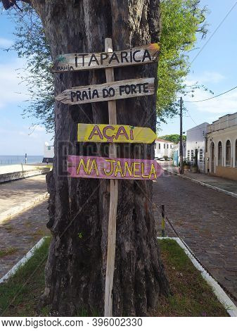 11/22/2020; Itaparica; Bahia; Brazil. Sign Indicating Praia Do Forte In Itaparica. Urban Beach Next 
