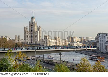 Moscow, Russia - November 18, 2020: View Of The Floating Bridge In Zaryadye Park And Skyscraper On K