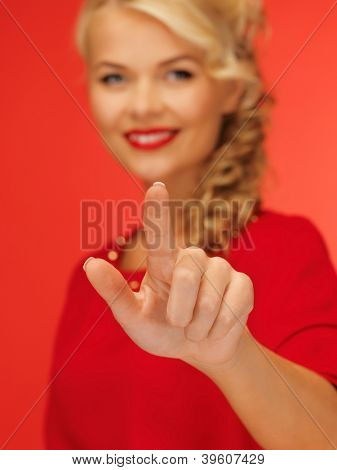 仮想ボタンを押すと赤いドレスを着て素敵な女性の写真