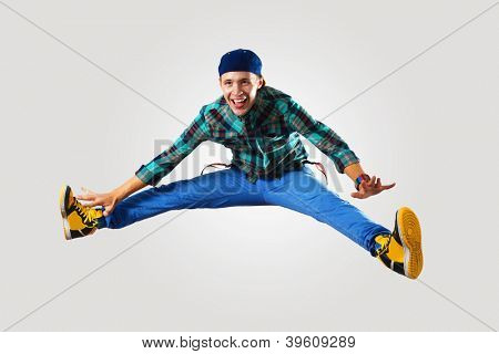 Ballerino hiphop giovane facendo un movimento su bianco