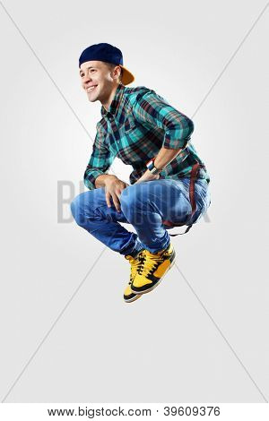 Ballerino hiphop giovane facendo un movimento su bianco