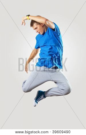 Ballerino hiphop giovane facendo un movimento su bianco