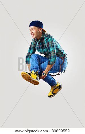 Ballerino hiphop giovane facendo un movimento su bianco
