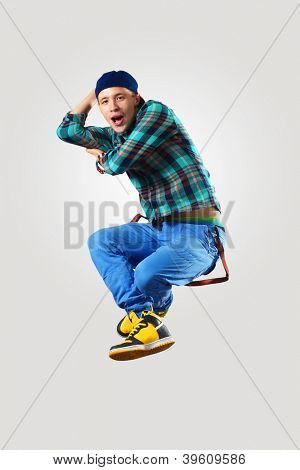 Ballerino hiphop giovane facendo un movimento su bianco