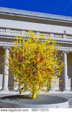 San Francisco, Usa - July 23, 2008: Sun At Dale Chihuly's  Glass Art Sculpture At The Legion Of Hono