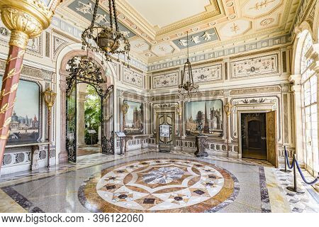 Miami, Usa - August 24, 2014: Visiting The Villa Vizcaya In Miami. Vizcaya Museum And Gardens Is A 1