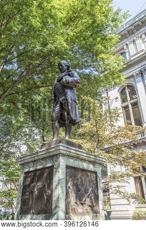 Boston, Usa - September 12, 2017:  View To The Benjamin Franklin Statue By Richard Saltonstall Green