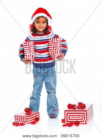 Niña con sombrero de Santa Claus con caja de regalo