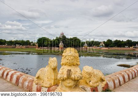 Madurai, India - November 02, 2018: Statue At A Corner Of Vandiyur Mariamman Temple Or Maariamman Ko