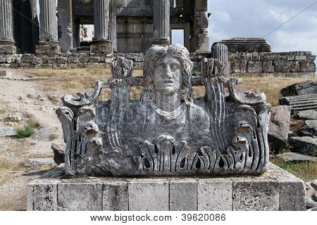 Acroterion ve Zeus Tapınağı