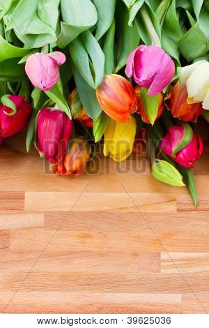 foråret tulipaner på træbord