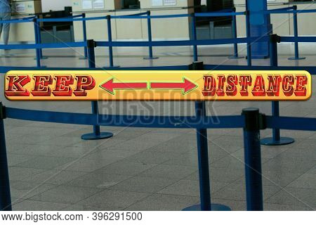 Diskretionschild - Health Comes First / Coronavirus (covid-19) - Please Keep Your Distance. When Sho