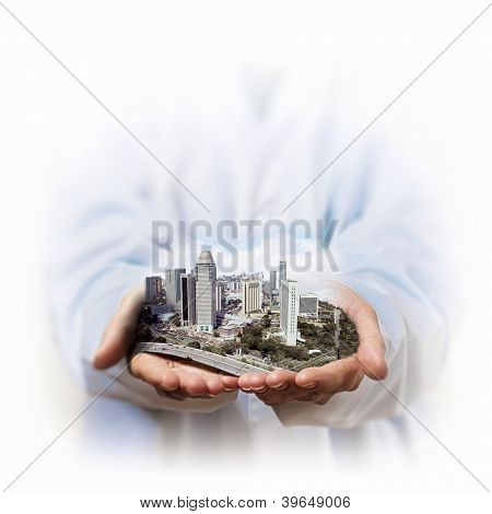 Immagine di un paesaggio urbano moderno nella mano di un uomo d'affari