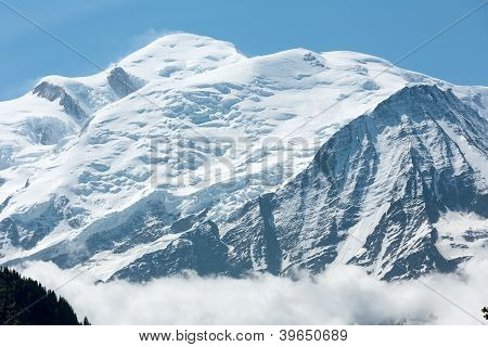 Montblanc Mountain (Blick von Plaine Joux Stadtrand)