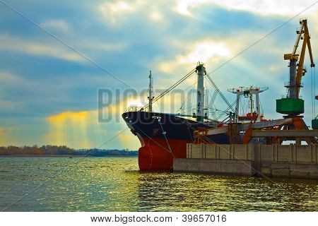 Nave nel porto