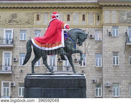 2005; Russia, Moscow, Monument Before The New Year Holidays-yuri Dolgoruky In The Costume Of Santa C
