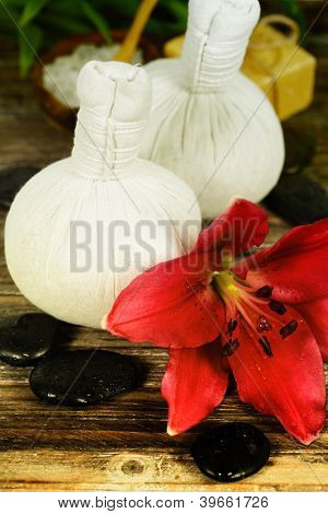 신선한 꽃, 나무 표면에 소금과 허브 마사지 볼