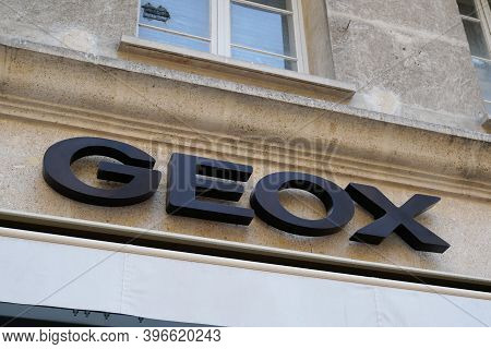 Bordeaux , Aquitaine  France - 11 21 2020 : Geox Text Sign And Logo Of Shoes Shop Footwear Store
