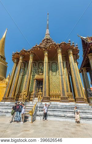 Bangkok, Thailand - December 7, 2019: Visitors Of The Grand Palace Discover The Phra Siratana Chedi 