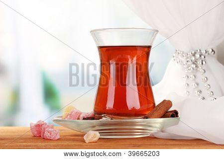 Glas türkischen Tee und Rahat Lokum auf Holztisch