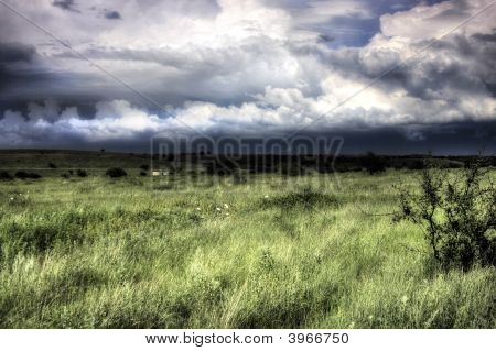 Monsone drammatica nubi su un campo erboso (Hdr)