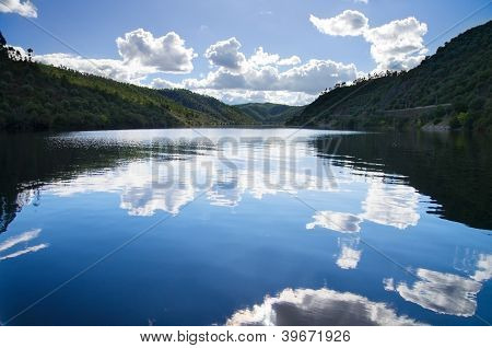 Sky refleksion i floden