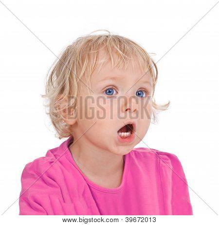 Pequena menina gritando