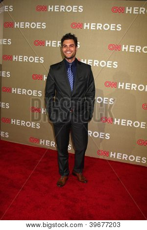 LOS ANGELES - DEC 2: Erik Valdez kommt für die 2012 CNN Heroes Awards im Shrine Auditorium Dece