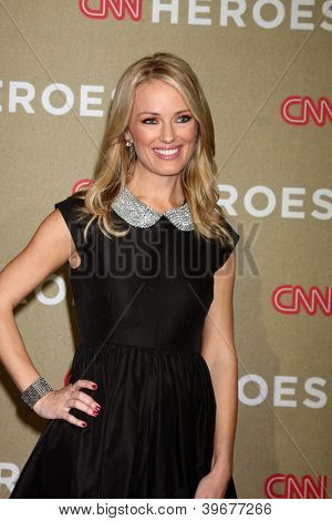 LOS ANGELES - 2 dicembre: Brooke Anderson arriva per il 2012 CNN Heroes premi allo Shrine Auditorium su 